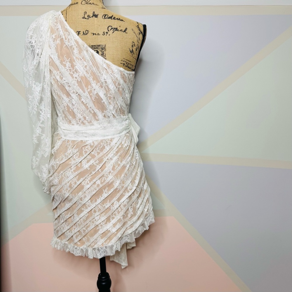 Dynasty One Shoulder Dress in White Lace
FOR LOVE & LEMONS - Picture 5 of 8